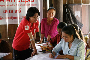 村落保健ボランティアの研修を見守る安藤典子駐在員