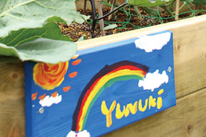 「yunuki」とペンキで書かれたプレート