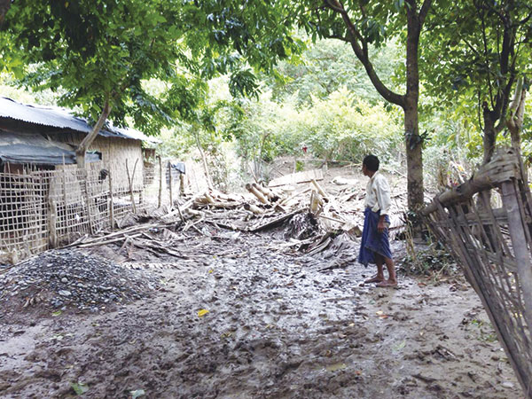 洪水・突風で全壊した家の跡。ミャンマー全土で崩壊した家は1万8000棟にのぼります