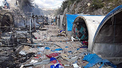 焼け焦げたテントの残骸が並ぶ避難民キャンプ