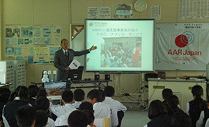 江北中学校で講義する、AAR佐賀事務所所長の久保田雅文