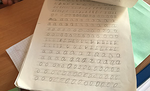 ヨロフくんが練習した文字でいっぱいのノート