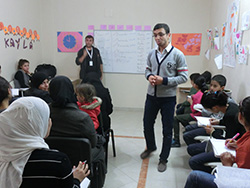 トルコ語講座の授業風景。出席者たちが真剣に先生の話を聞き、ノートを取る様子