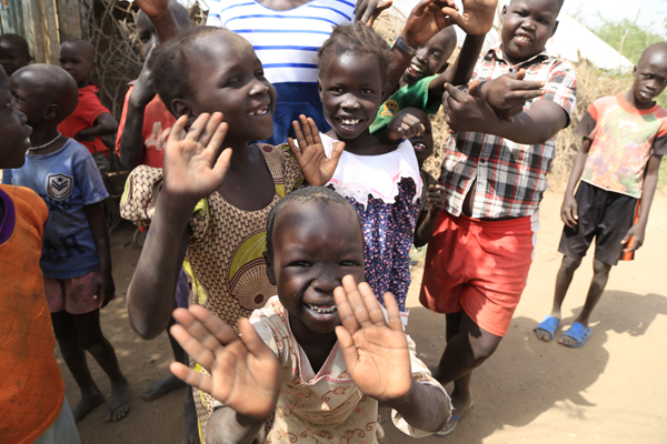 女の子も男の子も一緒になって元気に遊ぶカクマ難民キャンプの子どもたち