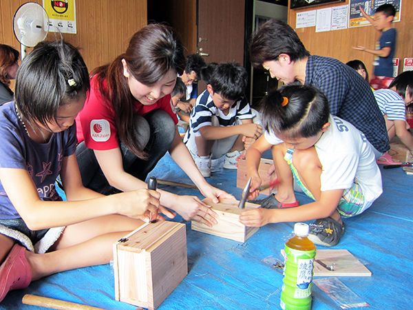 木工教室で楽しむ子どもたちとAAR糸山.jpg