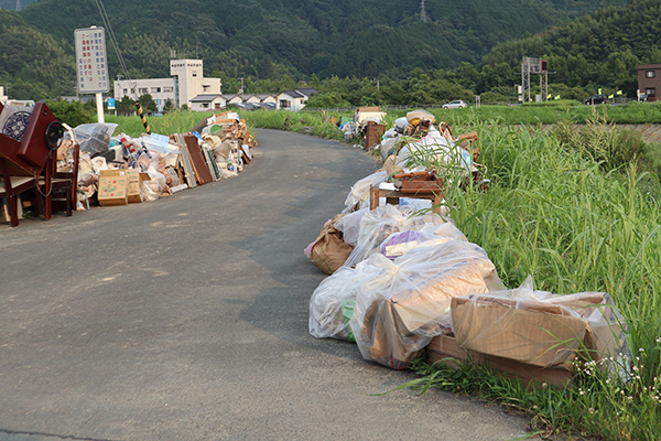 愛媛県の道路わきに積まれたゴミ