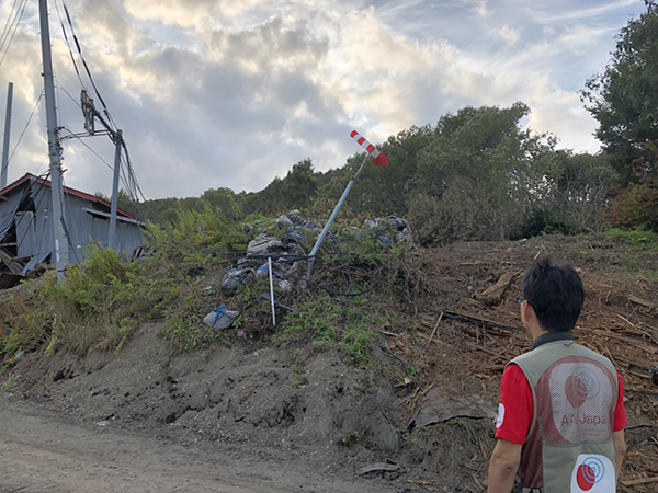 土砂崩れの現場を見るAARの事務局長の堀江良彰