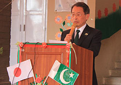 演台には、日本とパキスタンの国旗が飾られています
