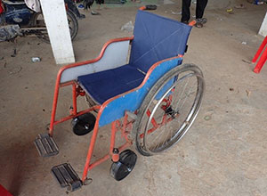 1台の車いすが置かれている。背もたれや座る場所の布はきれいに貼りなおされ、車輪のゆがみもなくなった