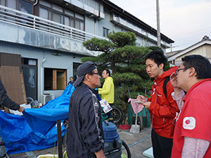 AAR緊急支援チームの生田目と浅野が、福豆荘の大家さんにお話を伺っている