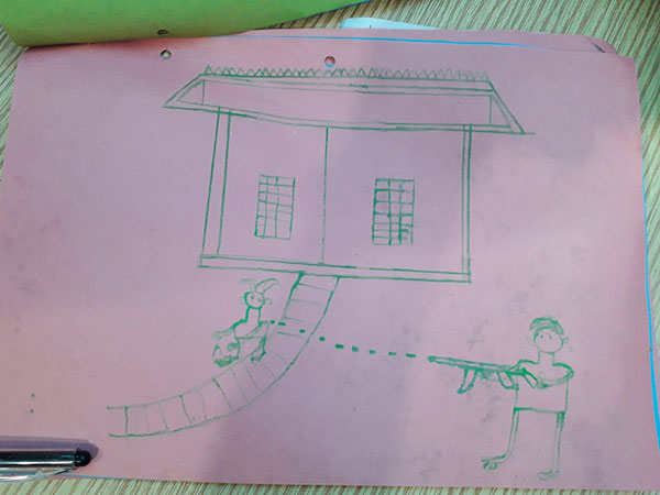 ピンク色の用紙に、黒一色で銃や打たれている人が描かれている