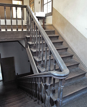 床や階段は木造　重厚感のある造り