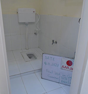 白を基調とした清潔な空間のトイレ　床には白いタイルがはられている
