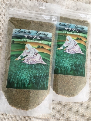 ザアタルの原料となる野草を摘む女性が描かれたパッケージ