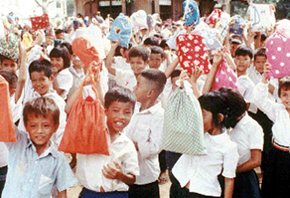 Children with the pochette in their hands