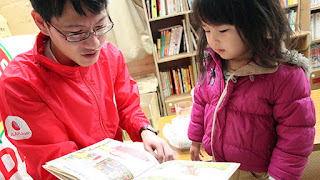 We also held activities such as reading picture books to children (2012).