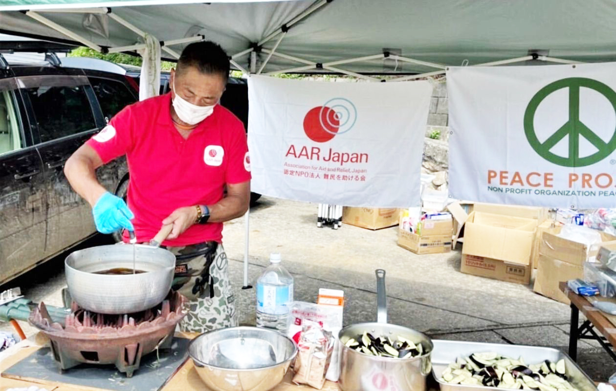 KATO, AAR Director, cooks somen noodles for a soup kitchen in Murakami City on August 7.