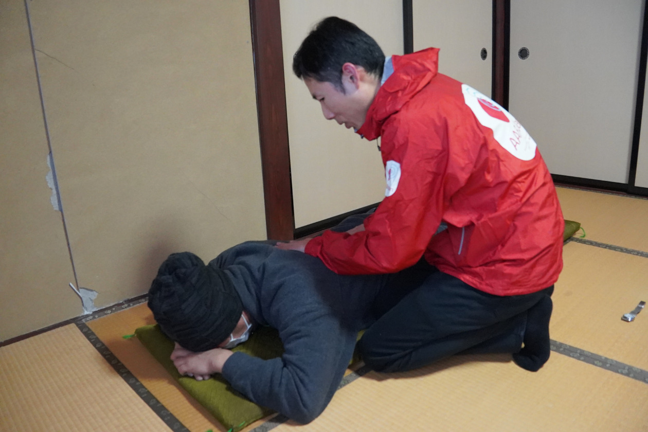 An acupuncture and moxibustion masseuse massaging a man