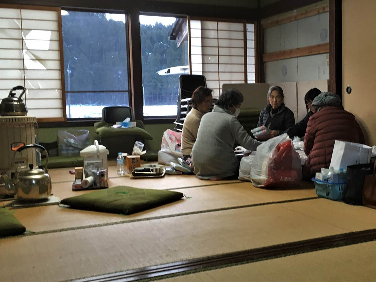 Five women are sitting and talking in a tatami room.