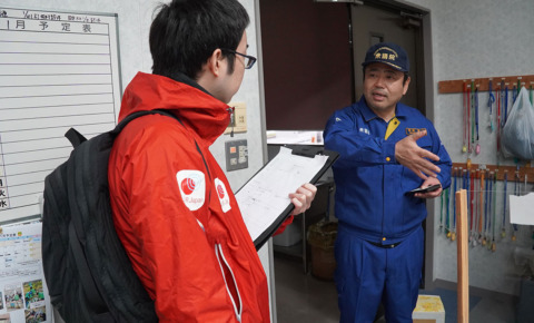 AAR staff member on the left, interviewing a local elected member of the House of Representatives, about the affected situation in the Nanao City area.