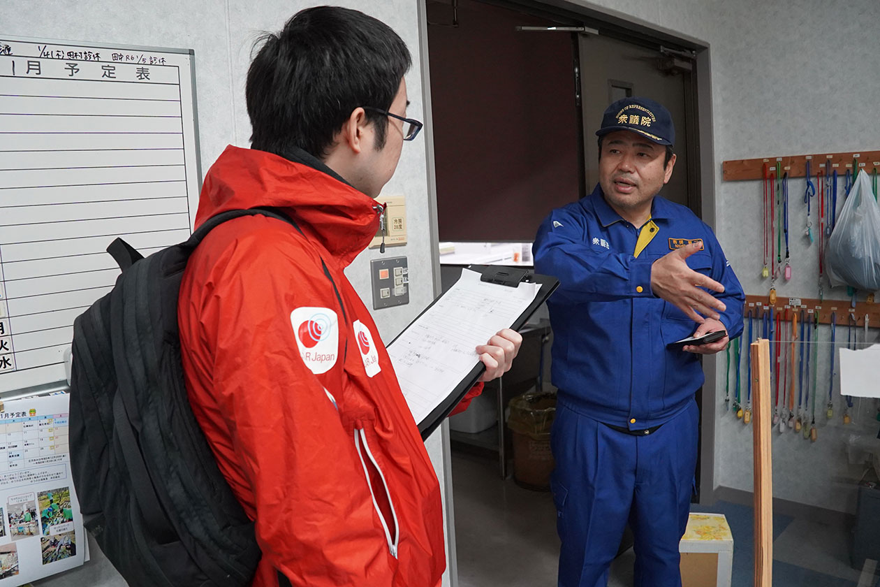 AAR staff member on the left, interviewing a local elected member of the House of Representatives, about the affected situation in the Nanao City area.