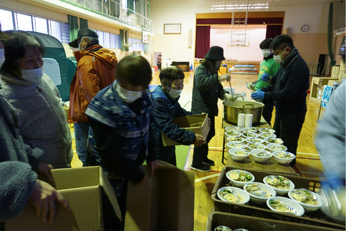 Distributing meals in the gymnasium