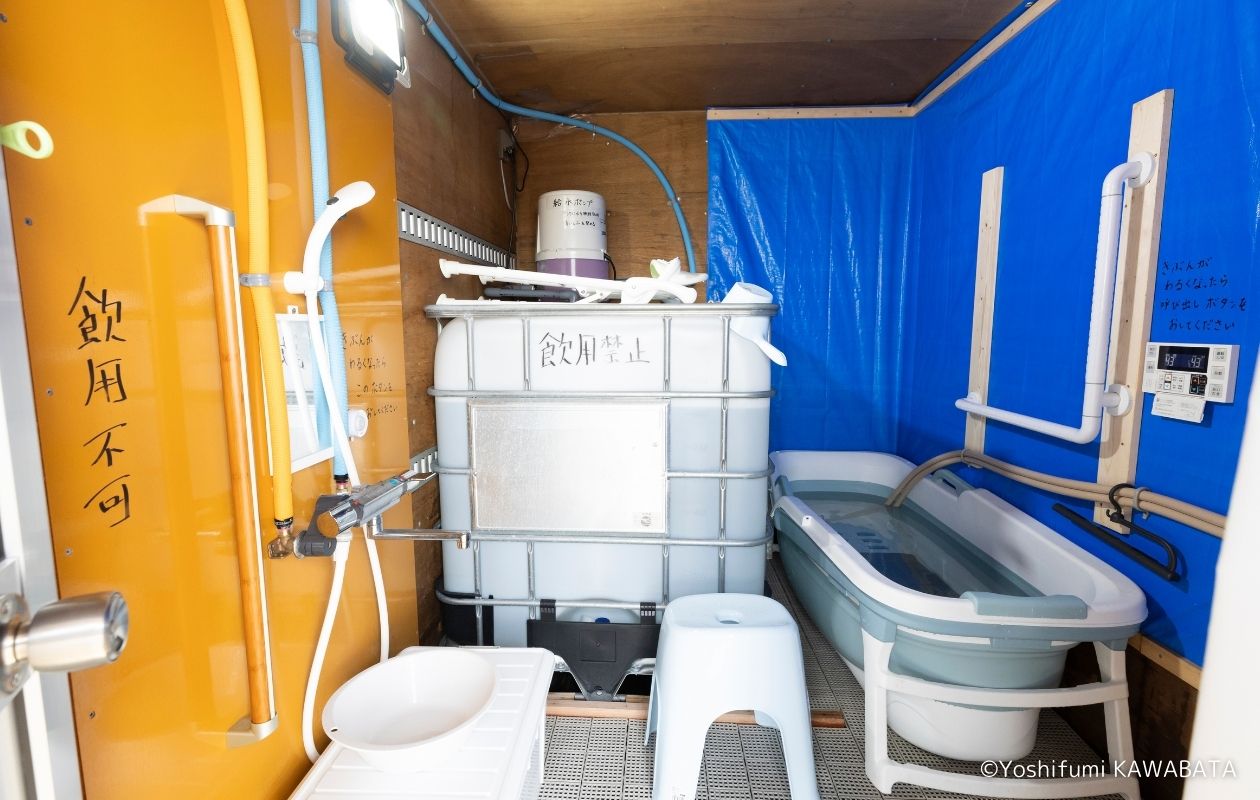 Inside the mobile hot bath. Large tank, bathtub, shower, etc. are equipped