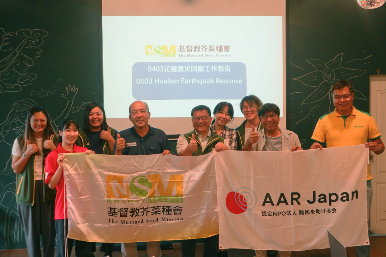 9 people holding 2ｂanners