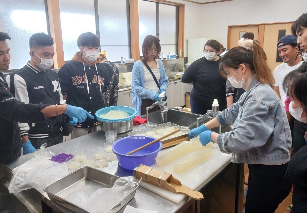 Participants making tokoroten