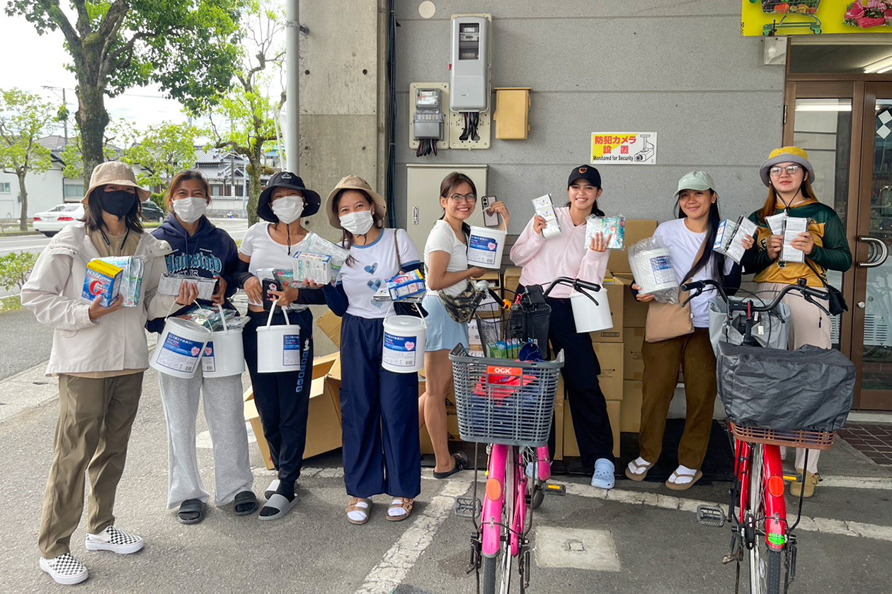 Women holding packets of sports drink powder
