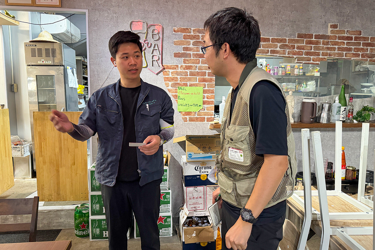 An AAR staff member speaking with a man