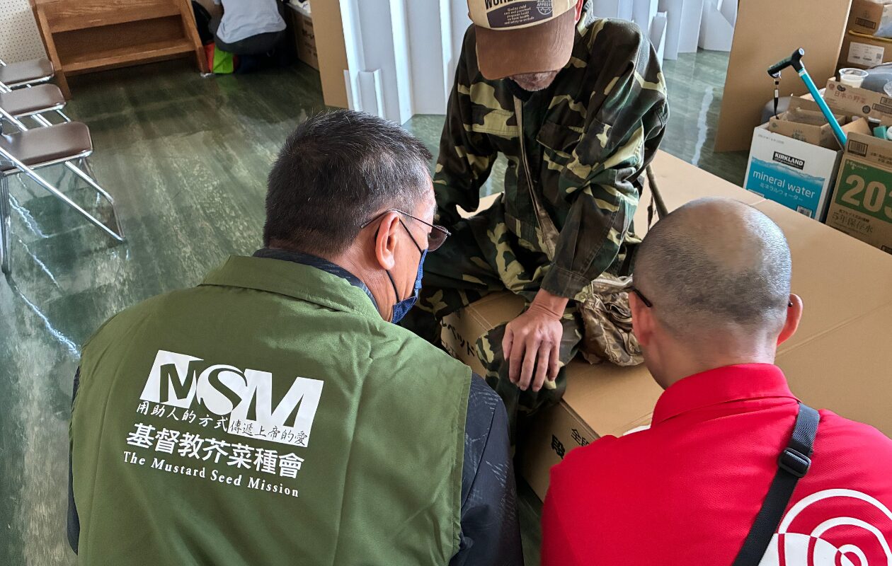 傾聽受災者（中央）心聲的MSM職員（左）