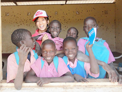 南スーダンの学校に通う子どもたちと駐在員の梅田直希