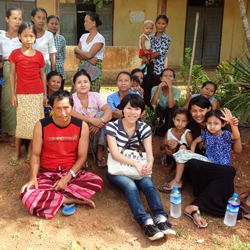ミャンマーの村でインタビューするAARの古川千晶