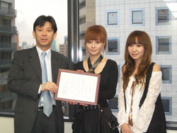 YUIさんとYUKAさんに事務局長の堀江良彰が感謝状を手渡しました