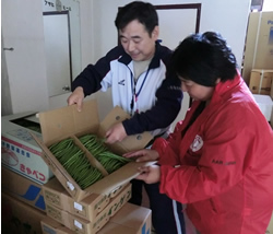岩手県の被災地に野菜を届ける難民を助ける会スタッフ