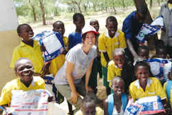南スーダンで蚊帳を配付する梅田直希（中央）