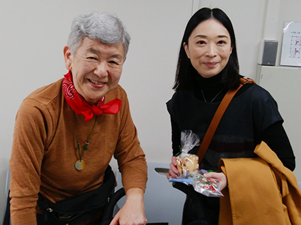 ドイツ語婦人会のヒールシャー恵子様と東京事務局の吉澤有紀。吉澤はバザー会場で販売しているお菓子が入った包みを持っている