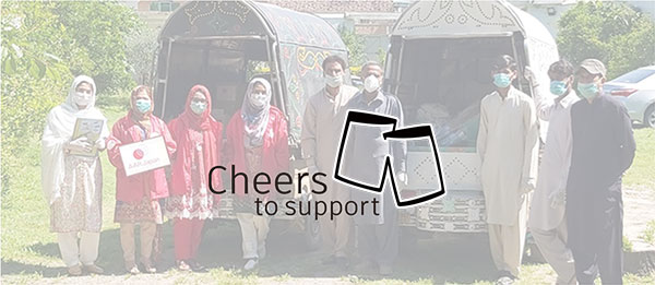 支援を行うAARパキスタン事務所のスタッフとプロジェクトのロゴ