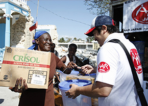 ハイチの被災者に食糧などを配付する様子
