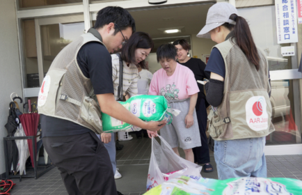 支援物資を施設に運び込むAAR職員
