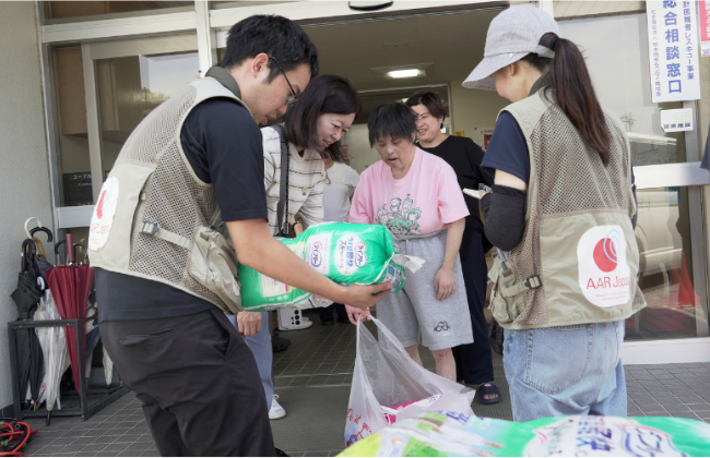 福祉施設に物資を運び込むAAR職員