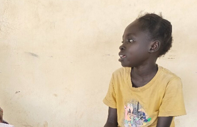 AAR職員の顔を見て話すアナさん