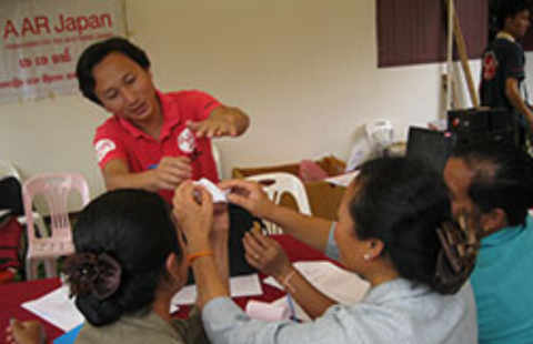 止血方法を説明するAARスタッフ