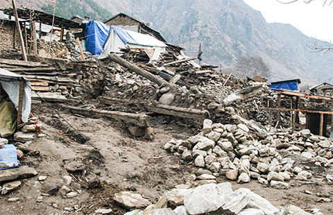 地震で崩れた瓦礫の風景