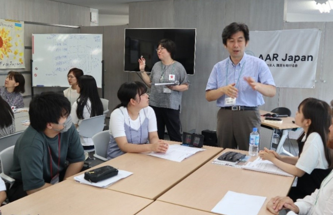 AARスタッフの話を聞く高校生