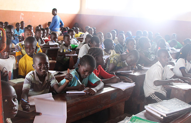 狭い教室内で勉強するコンゴ難民の子ども達