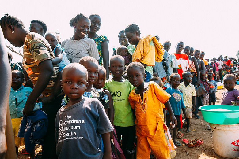 アフリカに難民の子どもや親たちが列になって並んでいる