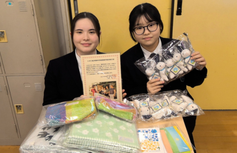 チャリティグッズを持った生徒