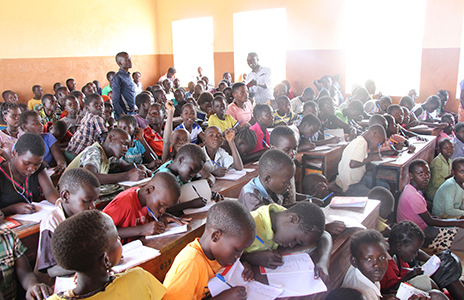 アフリカにある教室で生徒たちが勉強をしている